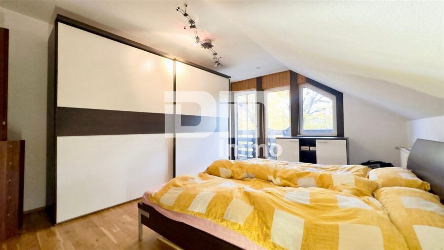 Großzügiges Mehrgenerationenhaus mit variabler Nutzung in begehrter Randlage inkl. 3er Carport - DG WE2 Schlafzimmer / Zugang Loggia
